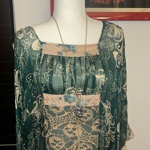 Kendra Scott necklace